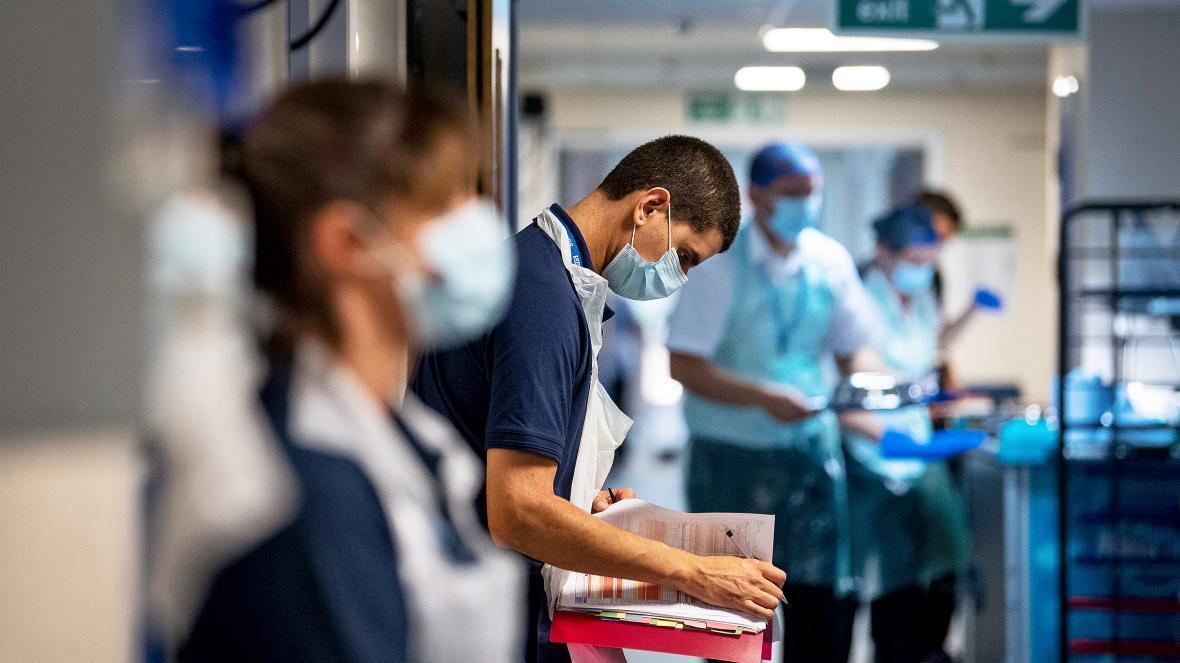 How worried should we be about the new coronavirus mutation? A thread  https://www.thetimes.co.uk/edition/news/how-worried-should-we-be-about-the-new-coronavirus-mutation-8h297hhqh?utm_medium=Social&utm_source=Twitter#Echobox=1608384709