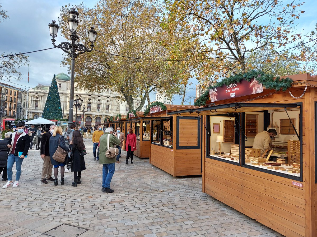 bilbaoturismo's tweet photo. 🤩Os recordamos que Gabonart, la feria de artesanía de Navidad, continúa hasta el día 5 de enero! Los puestos instalados ofrecen cerámica, bisutería, juguetería, cuero, textil… todo ello de gran calidad y con los artesanos atendiendo al público.🙌👏

https://t.co/DXzPZ3sgSb https://t.co/sRDA5ndutz