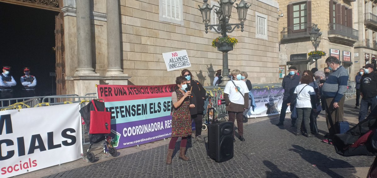 TancadaClinic's tweet photo. Aquest matí ens hem concentrat amb @CooResidencias
Per exigir al @govern de la Generalitat que si de veritat volen protegir els residents:

• Que es faci test setmanal als treballadors, per detectar asimptomàtics i aturar la cadena de contagis.
#CapMesMortEvitable https://t.co/XKGfMO5FH8