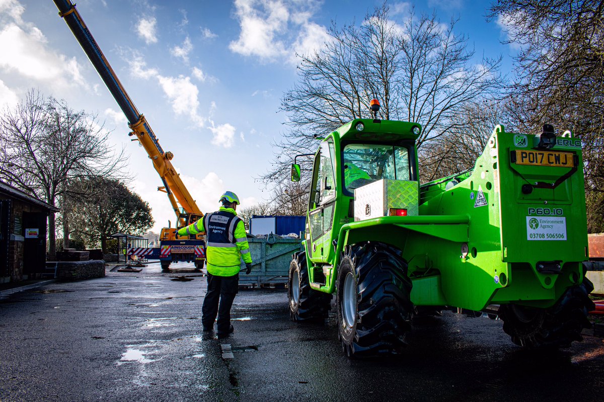 Great to see cross area working today <a href="/bideford/">Jessica White</a> quay installing a 24 inch pump to add resilience to our pumping capacity over the Xmas period #TeamEA  .<a href="/DCfieldteamsEA/">Field Operations EA</a> <a href="/Nick_Ely/">Nick Ely</a> @johncurtinEA @SteveMooreEA