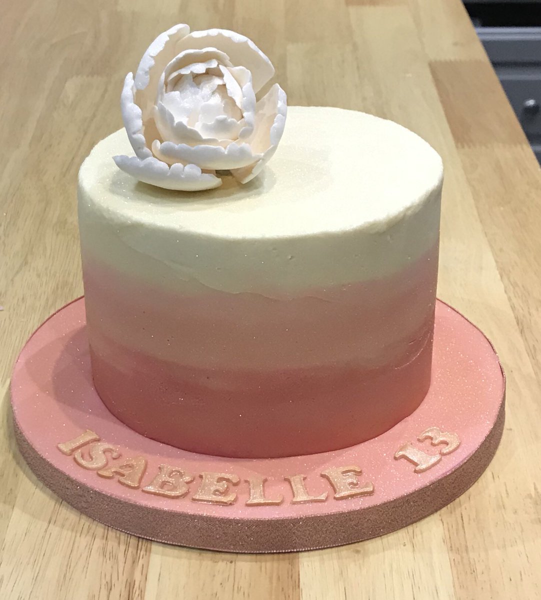 Cakemojo's tweet photo. #rose #ombreCake in a scrummy vanilla #buttercream and finished in a gold lustre spray to celebrate Isabelle’s 13th birthday. 🎂 🧁 🍰 https://t.co/ahd4mdAI7Y