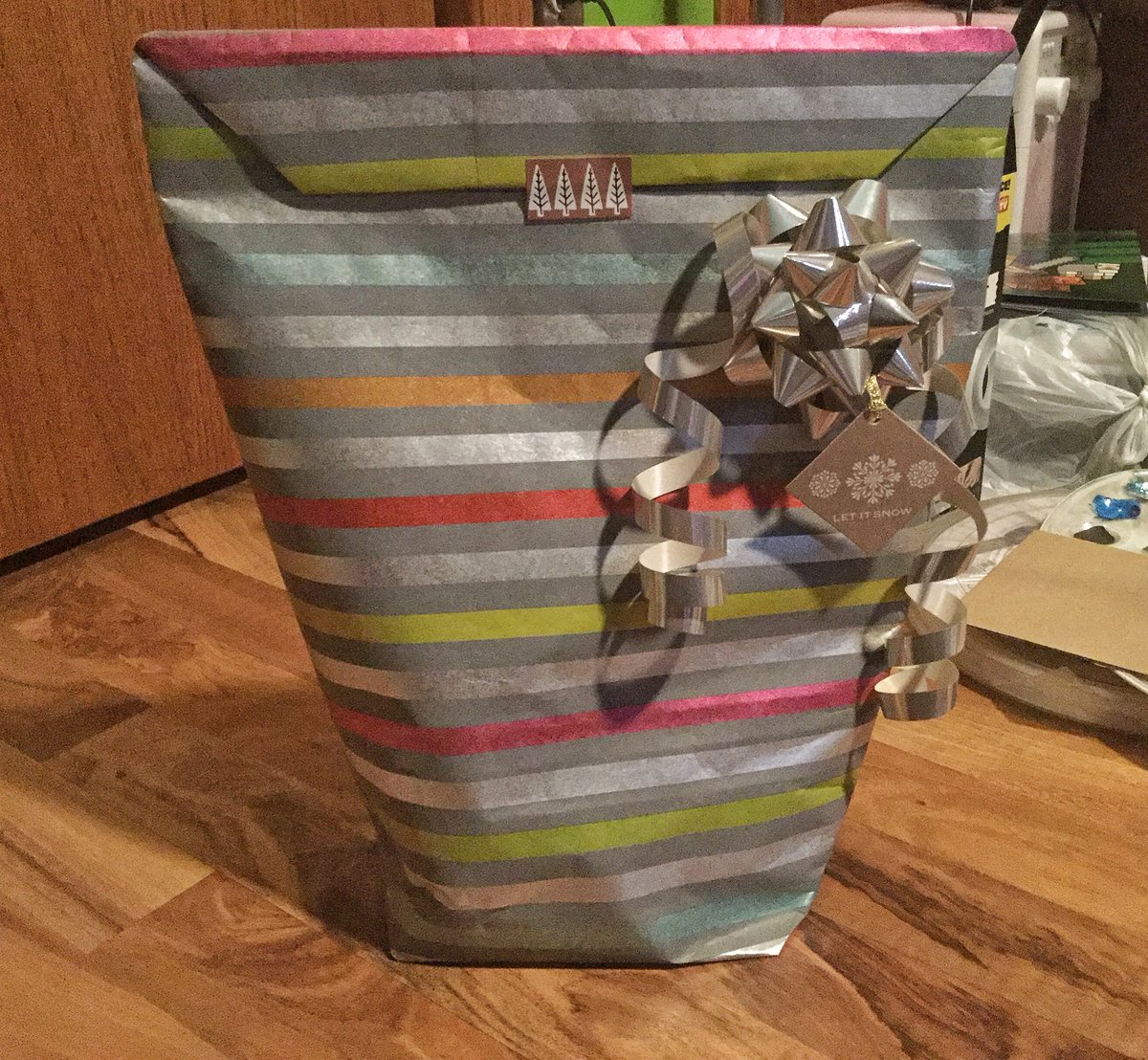 9nukes's tweet photo. Wrapping a present for my child🎁🎄☺️ https://t.co/MqE9eHZ4sC