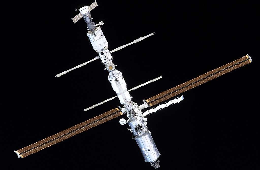 C'est ainsi que naquit l'ISS.La Russie manquait d'argent, la NASA en avait, et voulait avoir une station moderne, toute prête, pour pas cher.