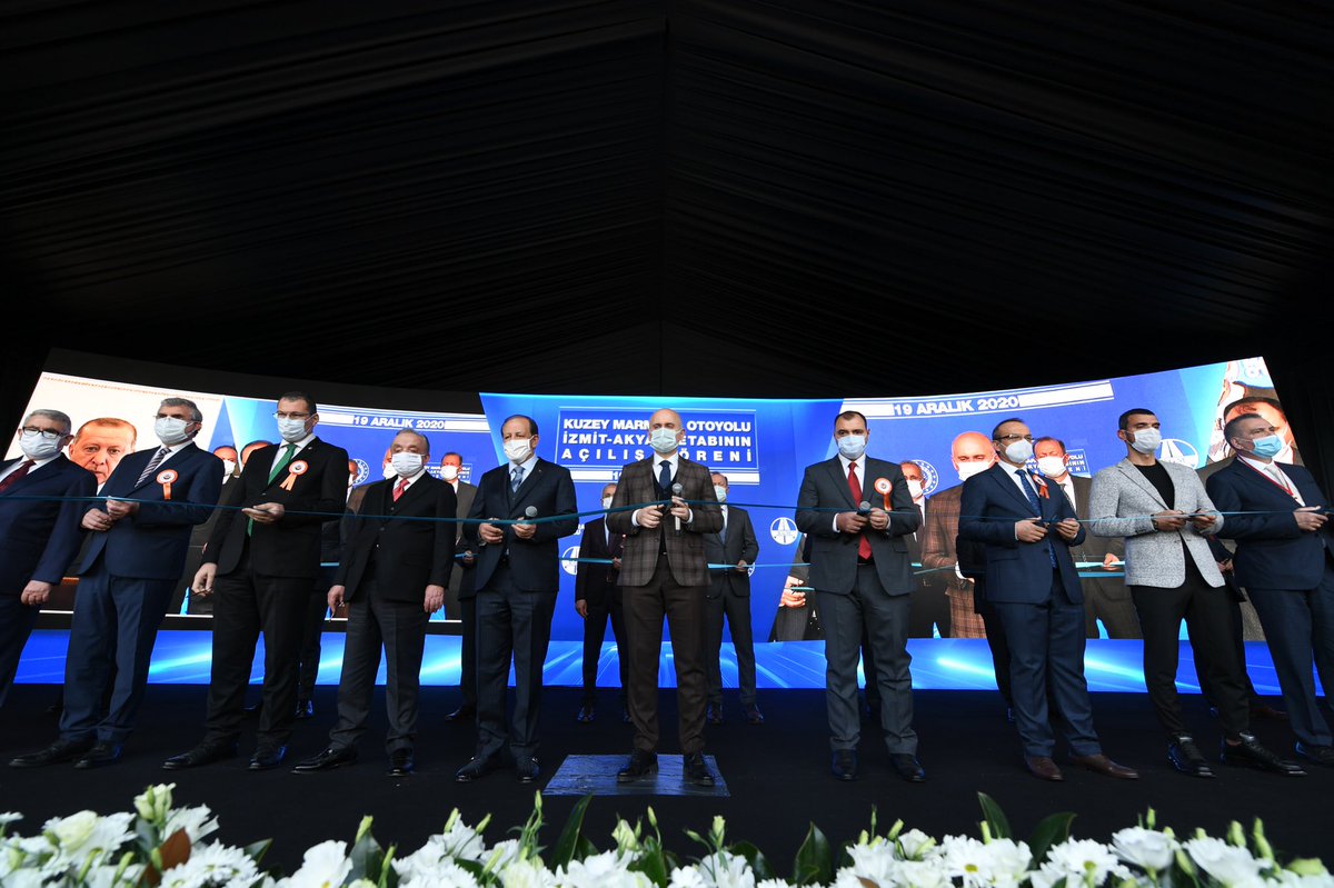 Ticaretin kalbindeki bölgeyi kuşatarak ulaşım koridoru oluşturan Kuzey Marmara Otoyolu'nun tamamını açtık.

4 viyadük, 64 köprü, 22 üstgeçit, 20 alt geçit, 179 menfez olmak üzere toplam 289 adet sanat yapısından oluşan #İzmit-#Akyazı kesimi de milletimizin hizmetinde...🇹🇷