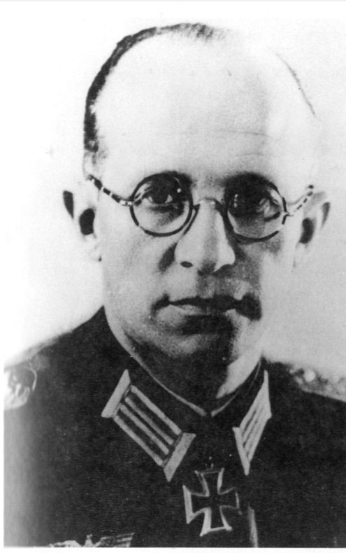 Whilst 352VGD C/O Schmidt was coordinating 915/916VGRs for the assault on Diekirch, this allowed Rudder respite to re-organise his remaining units for the coming action.It wasn’t until the afternoon when the whole of 352 Arty Rgt was en masse on the West Bank of the Our.3)