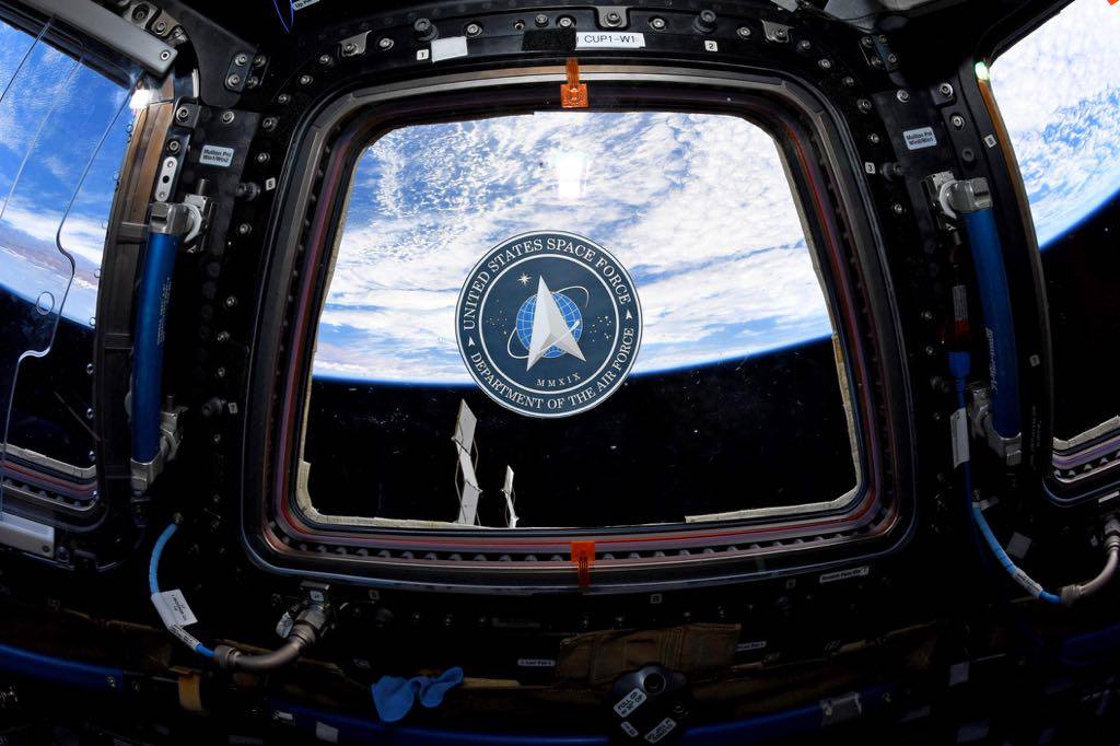 Is that the Space Force seal on the @Space_Station. 🧐 
🌎 
Thank you @AstroDrewMorgan for the great photo!
#SemperSupra #HBDSpaceForce