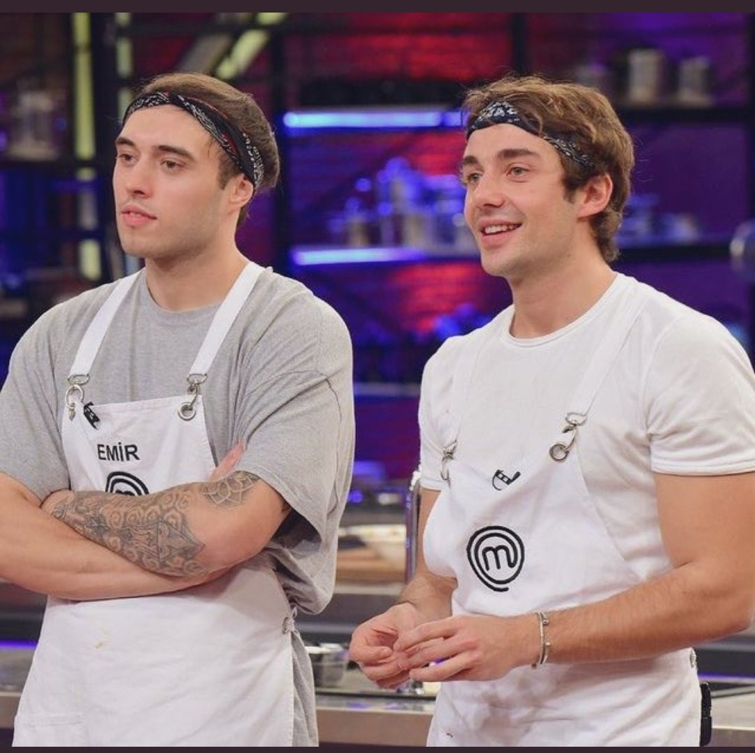 PrettillY's tweet photo. Bandana takımı sizi tüm gün izleyebilirim #cemalcan #emir #cemalcancanseven #emirelidemir #masterchefturkiye2020 #MasterChef #mastercheftürkiye https://t.co/ZhQ2srDi0f