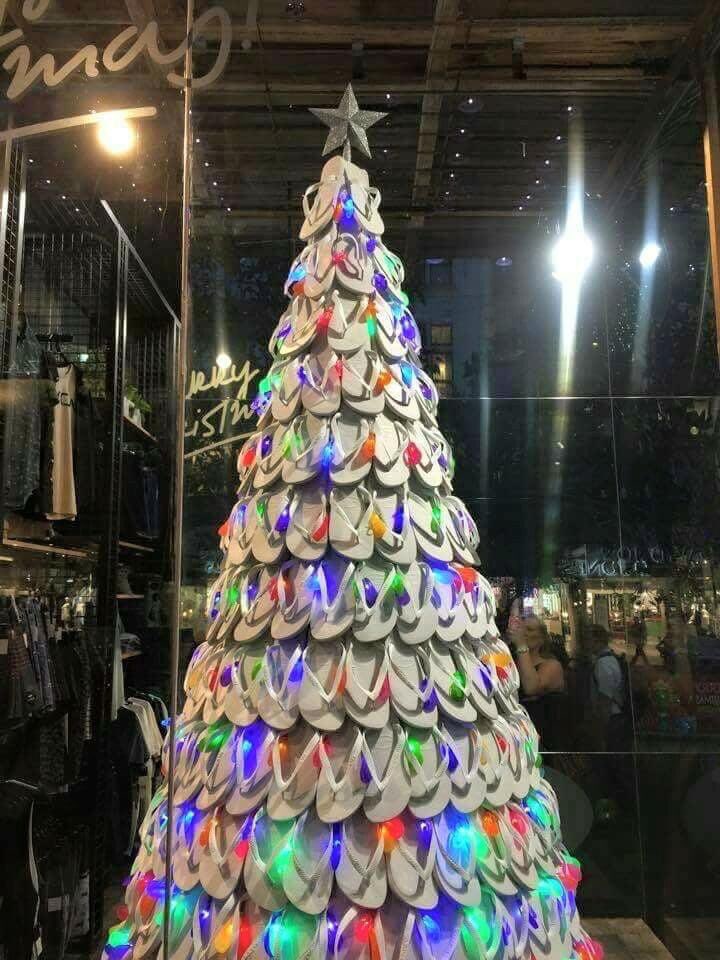 the_red_velvett's tweet photo. Now this is a #Christmastree I can support! 😆 Mele Kalikimaka, y’all! 🏝🎄🎅🏻🌊#islandvibes #merrychristmas #flipfloplife #slippahs https://t.co/tipeFT3Xml