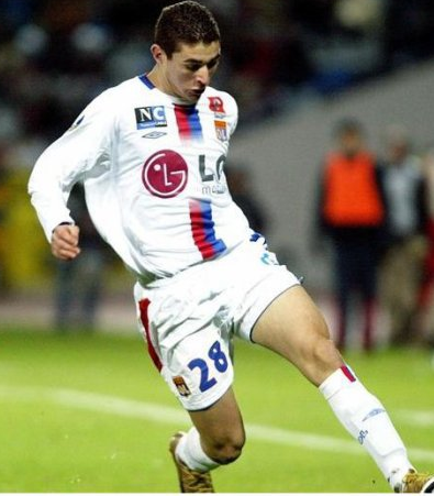 L'entraîneur lyonnais Paul Le Guen le fait entrer en jeu pour la première fois le 15 janvier 2005 face au FC Metz en Ligue 1, Benzema délivre une passe décisive pour Bergougnoux sur son premier ballon.