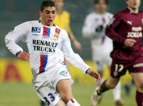 L'entraîneur lyonnais Paul Le Guen le fait entrer en jeu pour la première fois le 15 janvier 2005 face au FC Metz en Ligue 1, Benzema délivre une passe décisive pour Bergougnoux sur son premier ballon.