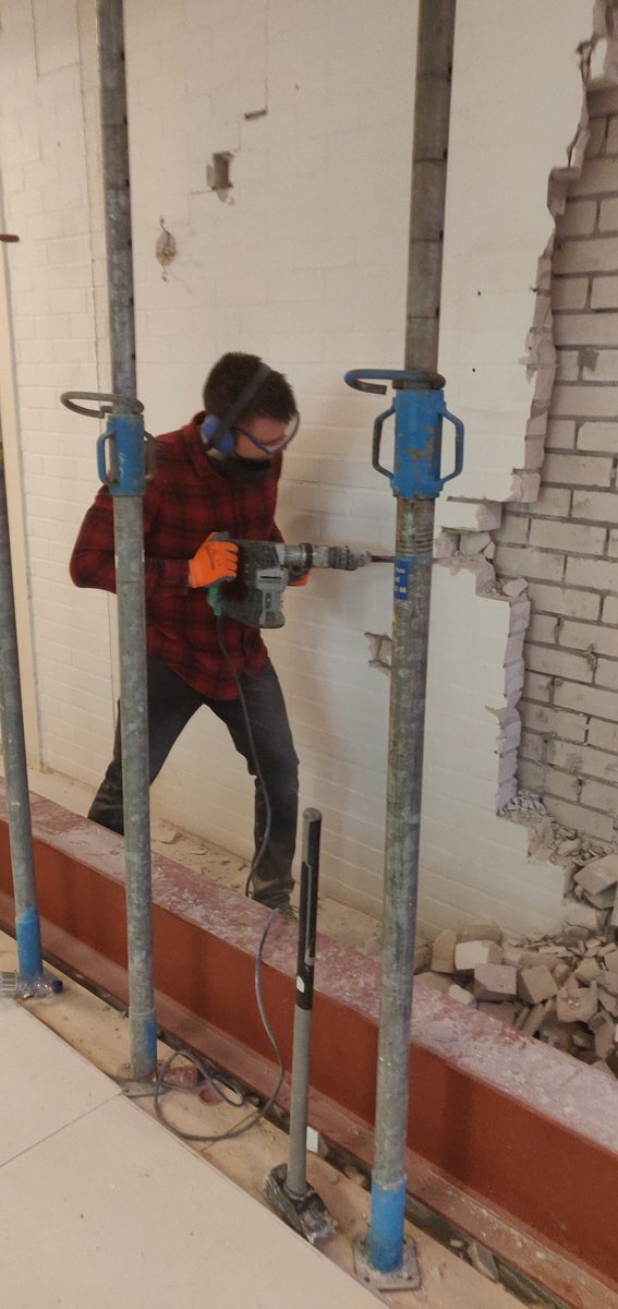 We zijn wederom tot stilstand gebracht, maar nooit te stoppen! Druk met het door ontwikkelen van het sportcentrum en zwembad. O.a. verbouwen van de fitnesszaal, zodat we in 2021 weer voor je klaar staan om lekker te kunnen bewegen! #blijfgezond #amuseerjefit #fijnefeestdagen