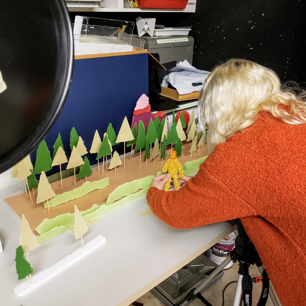 Judsonartdesign's tweet photo. Get excited!! ๐ Throughout the winter break we will be posting our Advanced Graphic Design students' stop motion videos, so stay tuned! For now, here are some behind the scenes photos of our students' lighting set ups!
-
#adcommunity #stopmotion #behindthescenes https://t.co/D2u5PGpIZc