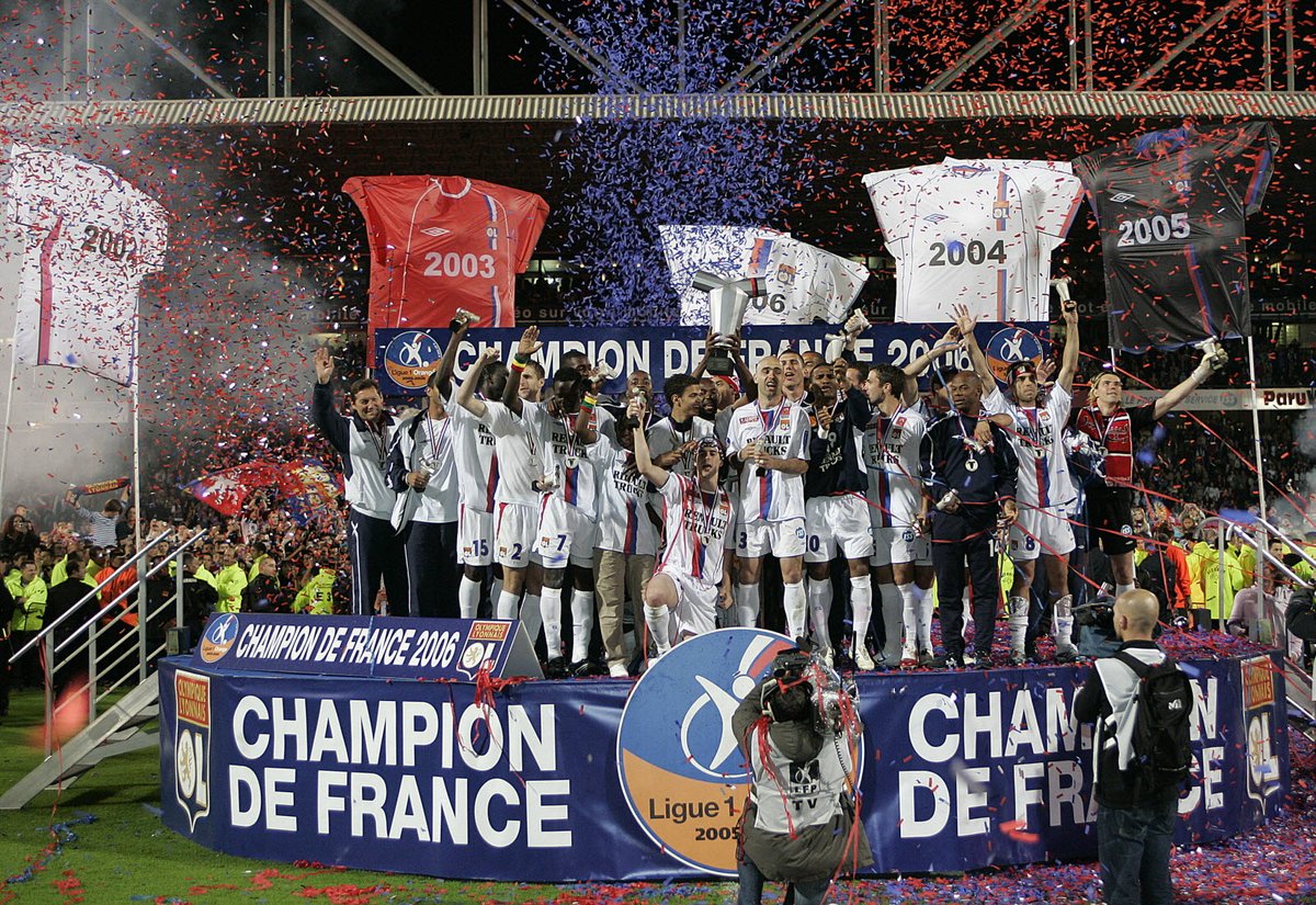 Il remporte son premier titre professionnel, la Ligue 2004-2005 avec l’OL 