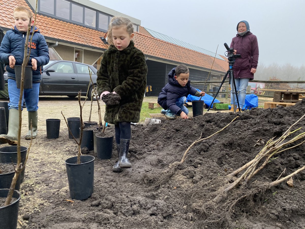 Om uitleg te geven bij ons groene initiatief verschijnt komende week een filmpje en een artikel in de huis-aan-huis Zuid Glossy. Hier is @RianneSeton aan het werk bij het oudste duurzame huis van Zuid en op wijkboerderij Schellerhoeve.
