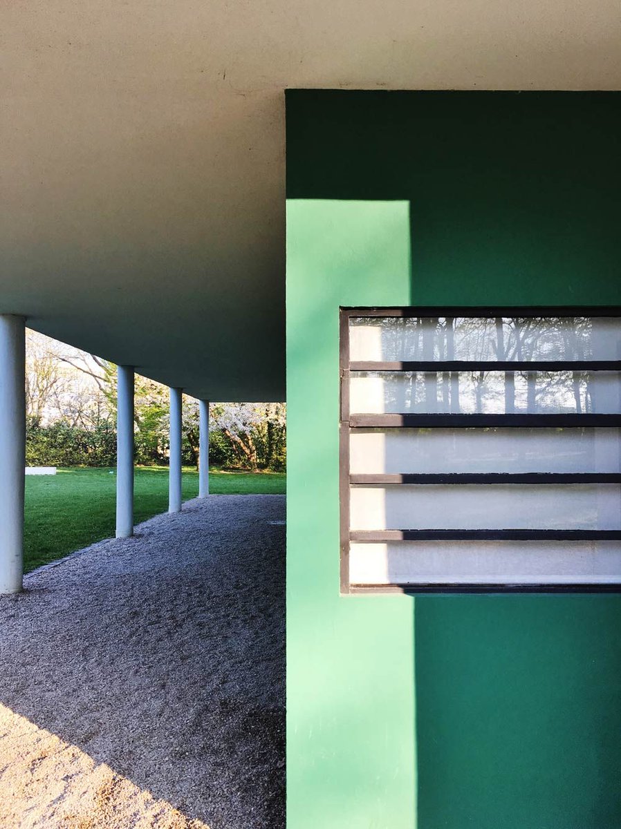 LC_LeCorbusier's tweet image. Villa Savoye and the gardener&apos;s lodge, Poissy
In #VillaSavoye, built for Pierre Savoye and his wife Eugénie, Le Corbusier experimented with the immaculate white volumes on #pilotis. 
It is part of the serial property inscribed on the #UNESCO world heritage list 2016.
#LeCorbusier