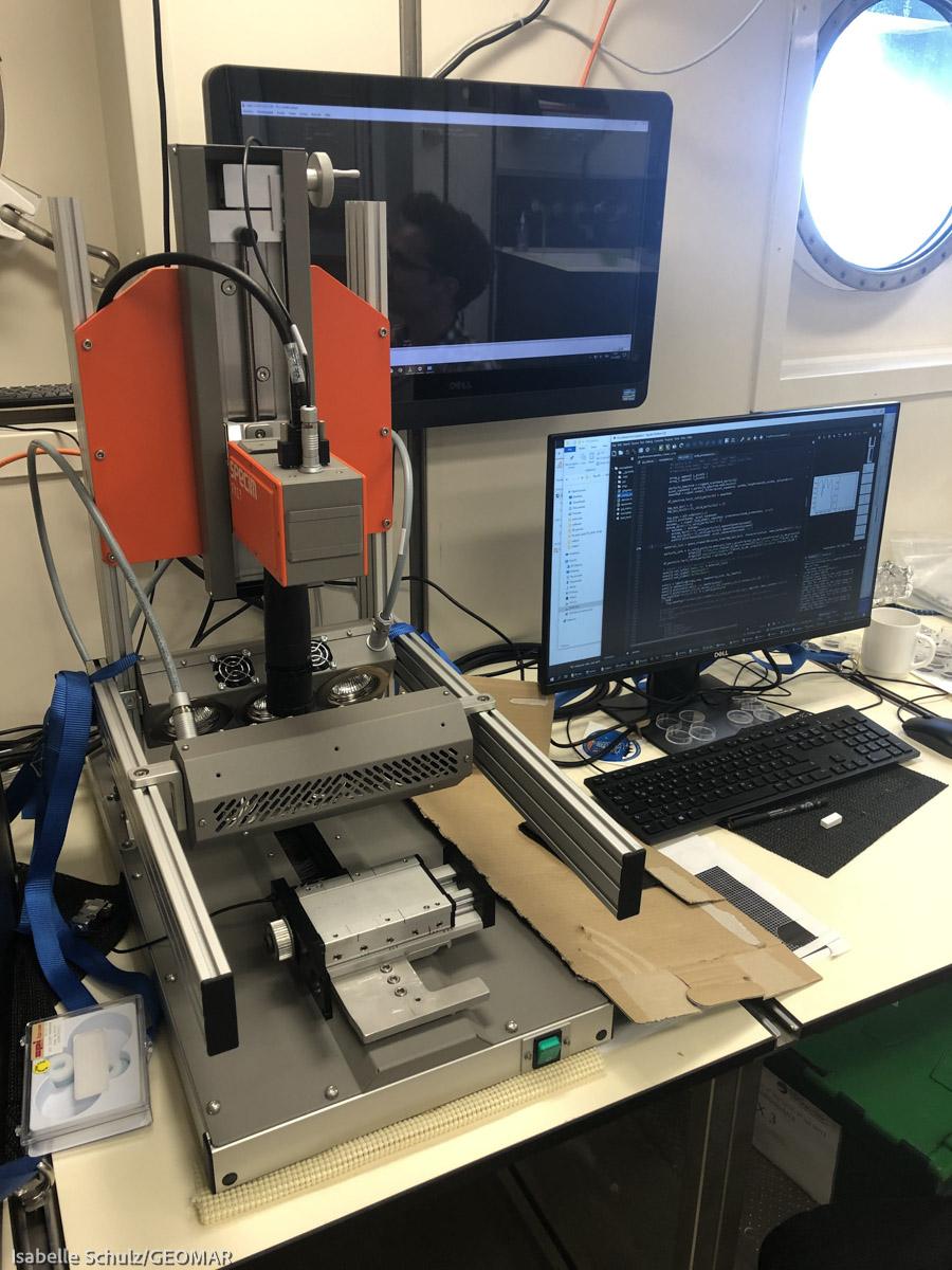 GEOMAR_de's tweet photo. Schon im Weihnachtsurlaub? Auf #FS_SONNE geht die Arbeit weiter. So müssen werden Mikroplastikproben aus dem Katamaran-Trawl sortiert werden, bevor mit einer Hyperspektral Kamera die genaue Polymer-Identität bestimmt werden kann. #SO279 @HZG_de @jpioceans @TU_Muenchen @HHU_de https://t.co/8AtASpGN4f