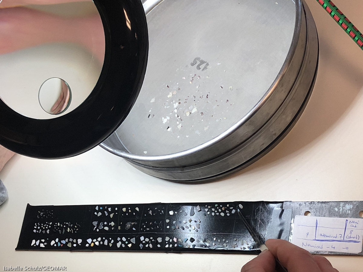 GEOMAR_de's tweet photo. Schon im Weihnachtsurlaub? Auf #FS_SONNE geht die Arbeit weiter. So müssen werden Mikroplastikproben aus dem Katamaran-Trawl sortiert werden, bevor mit einer Hyperspektral Kamera die genaue Polymer-Identität bestimmt werden kann. #SO279 @HZG_de @jpioceans @TU_Muenchen @HHU_de https://t.co/8AtASpGN4f
