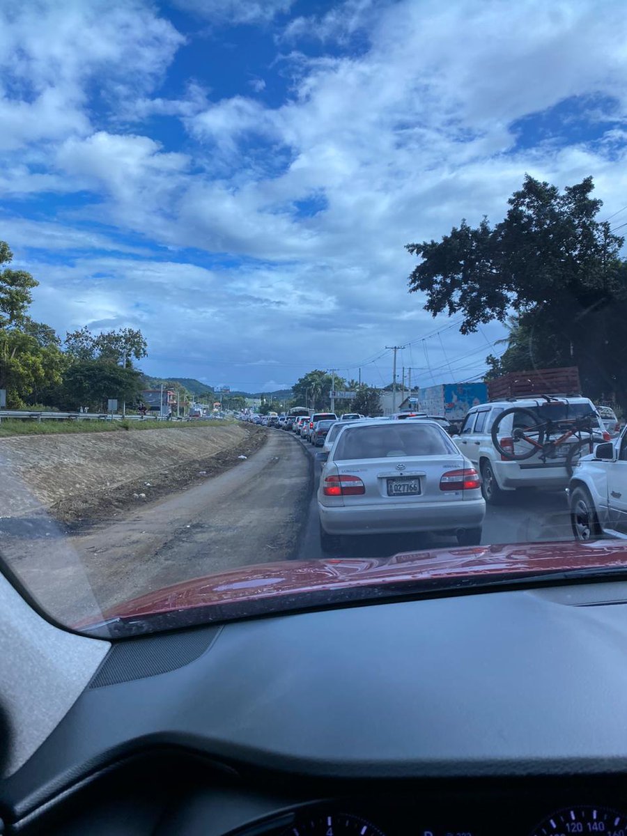 JrSueroC's tweet photo. @MOPCRD atención con estos congestionamientos, sobretodo los fines de semana, muchos kilómetros en esto. Favor verificar logística de los trabajos en Autopista Duarte, tramo Stgo- La Vega. https://t.co/q2txbPhI6o