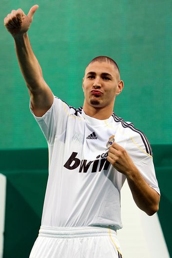 CHAPITRE 2 : 2009-2013, Ses débuts au Real MadridLe 1er juillet 2009, Karim Benzema est transféré au Real Madrid pour 35 millions d'euros (plus 6 millions d'euros de bonus).