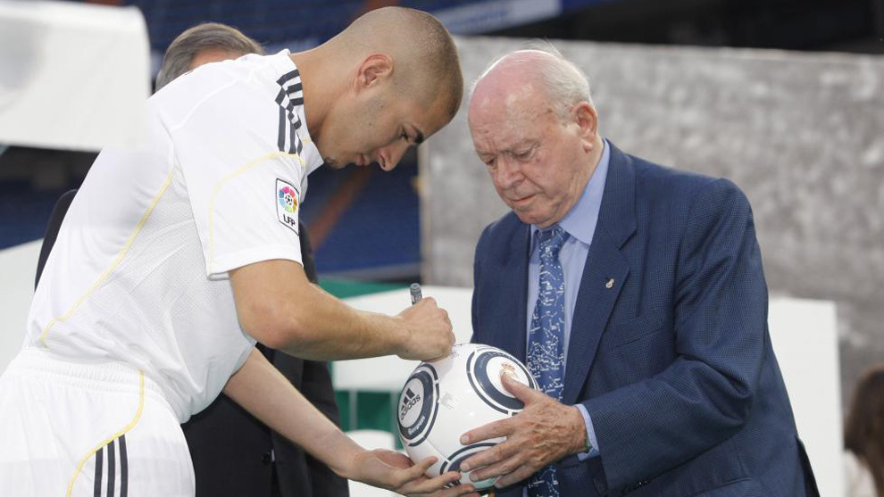 CHAPITRE 2 : 2009-2013, Ses débuts au Real MadridLe 1er juillet 2009, Karim Benzema est transféré au Real Madrid pour 35 millions d'euros (plus 6 millions d'euros de bonus).