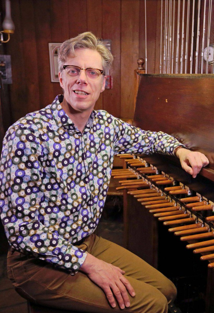 A.s. donderdag 24 en vrijdag 25 december (Eerste #Kerstdag) 2020 tussen 12.00 en 13.00 uur #Kerstconcerten op het #Carillon van de Oude Kerk in #Zoetermeer door Gijsbert Kok en Johan van Oeveren. Meer informatie via => herbergoudekerk.nl/nieuwsbericht.….