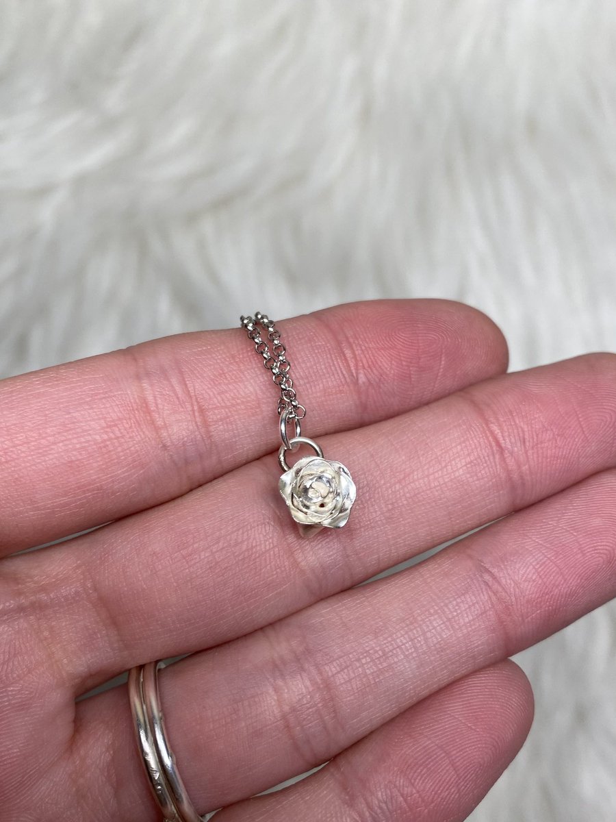 GUYS please look at this lil flower pendant i just made🥺 i love her🥺