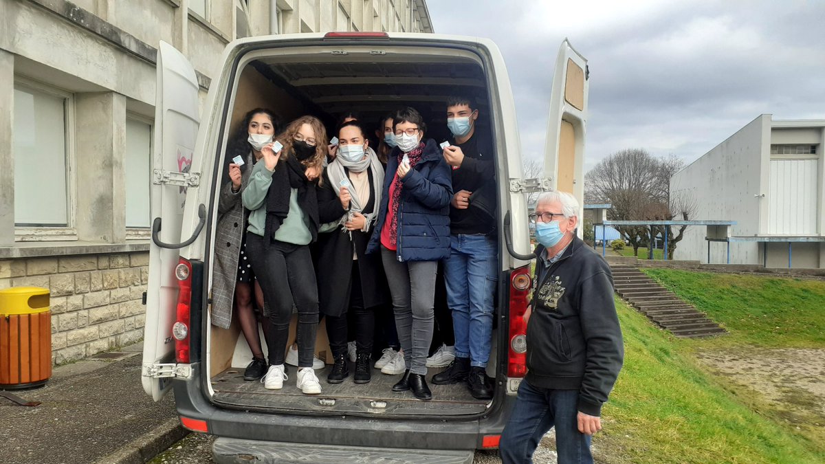 Valprof1's tweet photo. Les étudiants de 1ère année du BTS SAM ont participé généreusement pour la collecte organisée par le lycée Pergaud au profit des @restosducoeur 🎁 : jouets, livres, peluches et dons divers.

#collecte #dons #solidarité  🎅 https://t.co/Nlht6KFqDS