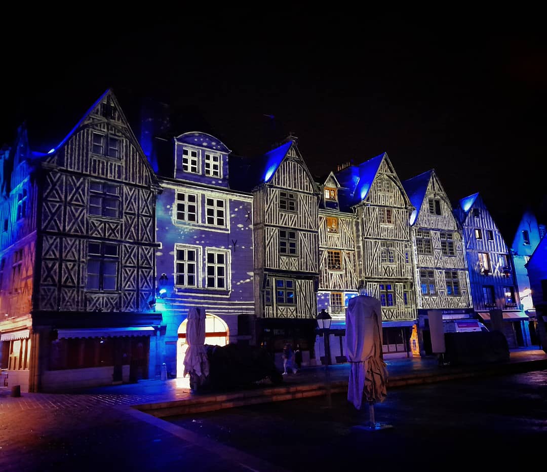 petitfute37's tweet photo. 🦊 LA Place Plumereau de #Tours en mode "Couvre-feu" 📸 #touraine #vieuxtours #placetobe #bynight https://t.co/jVh6wKMVpz