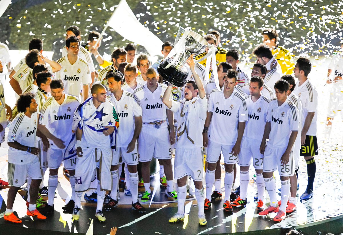 Le 3 mai 2012, il remporte sa première Liga avec le Real Madrid,Son équipe totalise 100 points en fin de championnat, un record 