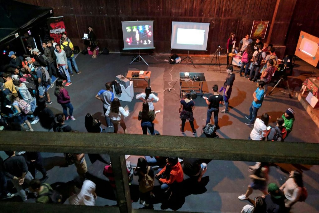 USBGeekcon's tweet image. Ella arreglándose // A donde la voy a llevar 🎮