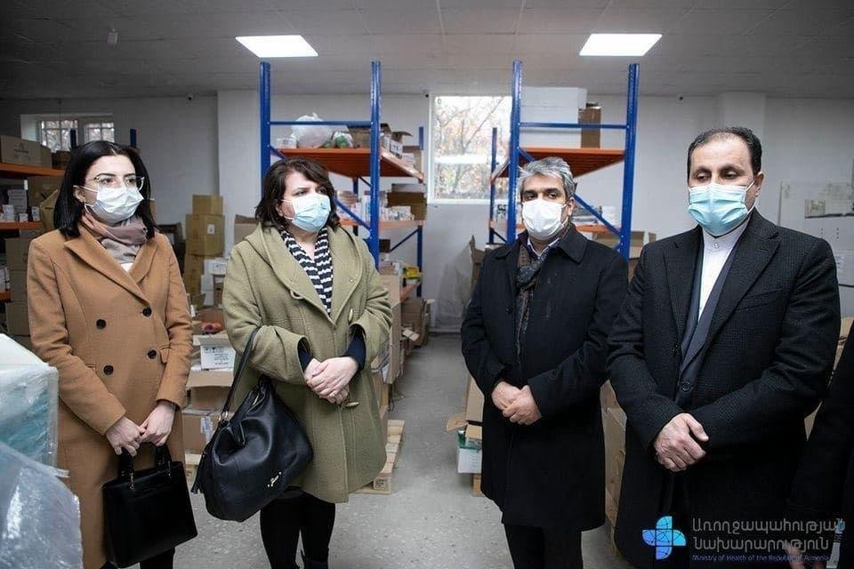 HeshmatAlavi's tweet photo. #Iran's regime sending medical supplies to Armenia

This comes at a time when the regime's apologists/lobbyists in the West claim "sanctions deny the Iranian people of medicine" &amp; while millions of people are in need of these supplies.

#Priorities https://t.co/2rvFChJDtD
