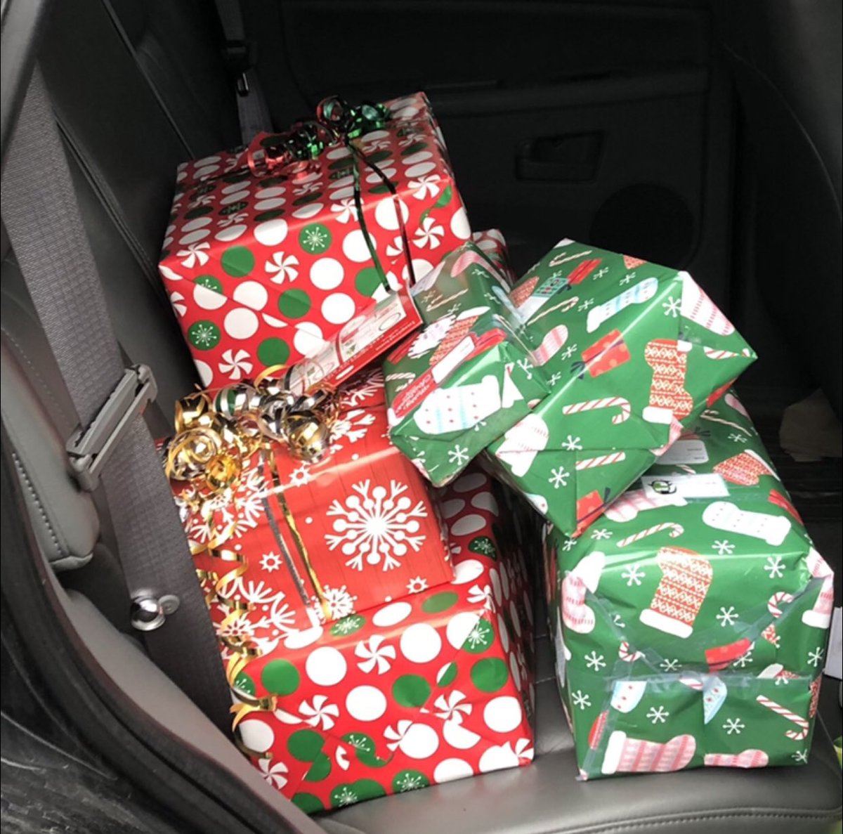 ChicagoDeltas's tweet photo. #ServiceInOurHeart: Today, we “care-a-van’d” decorated cars to deliver 100s of holiday gifts to families at @theCHAtweets homes. #CACAngels bought gifts from families’ Christmas wish lists and 😷 to deliver them. #ChicagoDeltas #OneCAC
#CabriniGreen #ABLAHomes #AltgeldGardens https://t.co/iQxTSeQbT9
