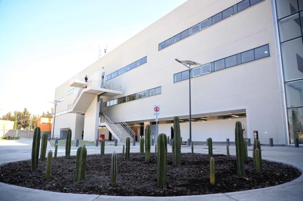 Claudiashein's tweet photo. Visitamos el nuevo hospital general de Tlahuac del @ISSSTE_mx con @LuisAntoRamirez el Secretario de Salud Dr. Alcocer, el director del @INSABI_mx y @zoerobledo del @Tu_IMSS y @RaymundoMtzVite El lunes inicia operaciones con 120 camas para atención de COVID. Gracias 🙏 https://t.co/iwUqDXgsh7