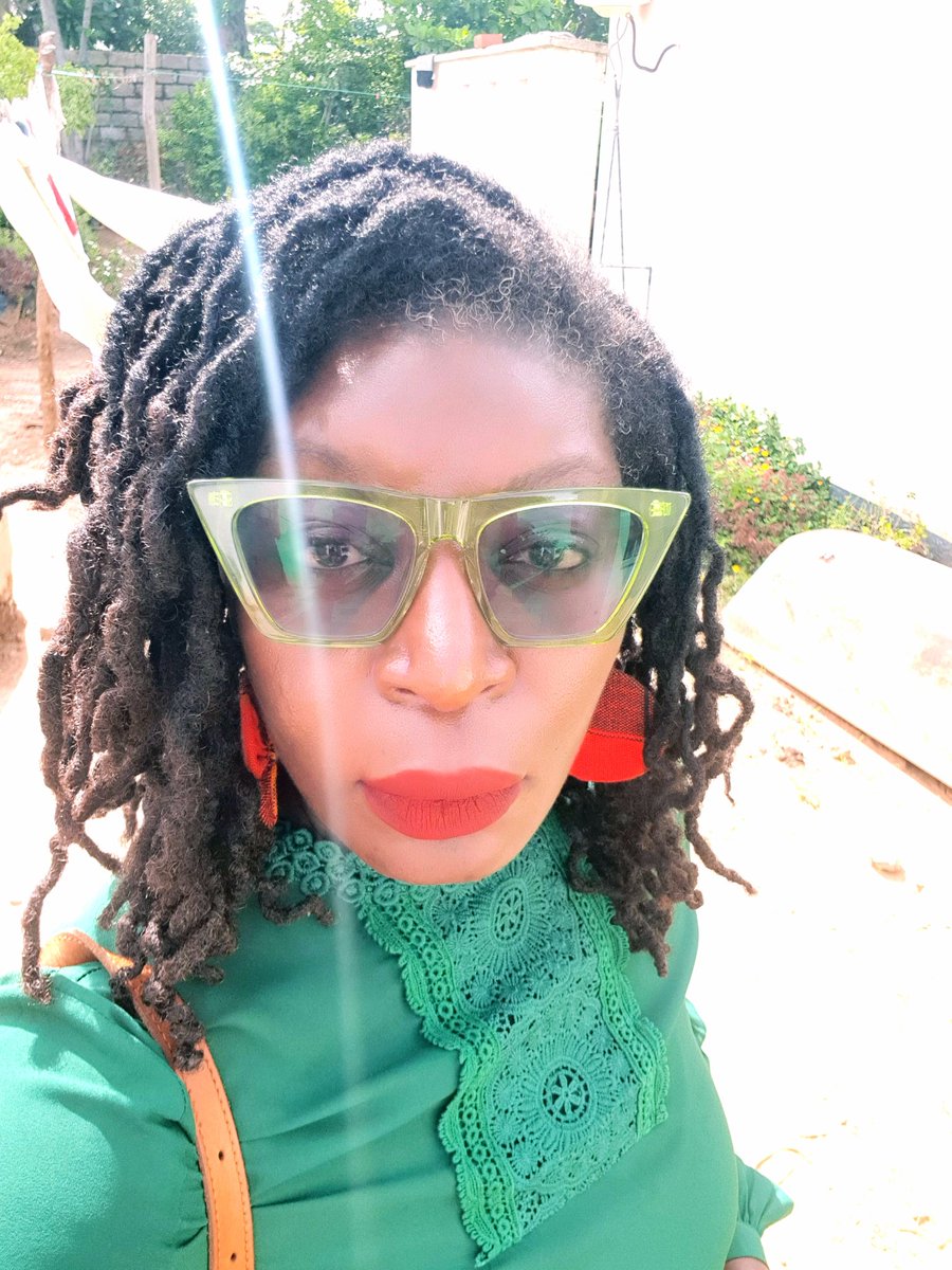 Kuwaha's tweet image. Aweh... Back to my frames the contact lenses are not working mweh... #loveframes 🤓 Tina jaila!