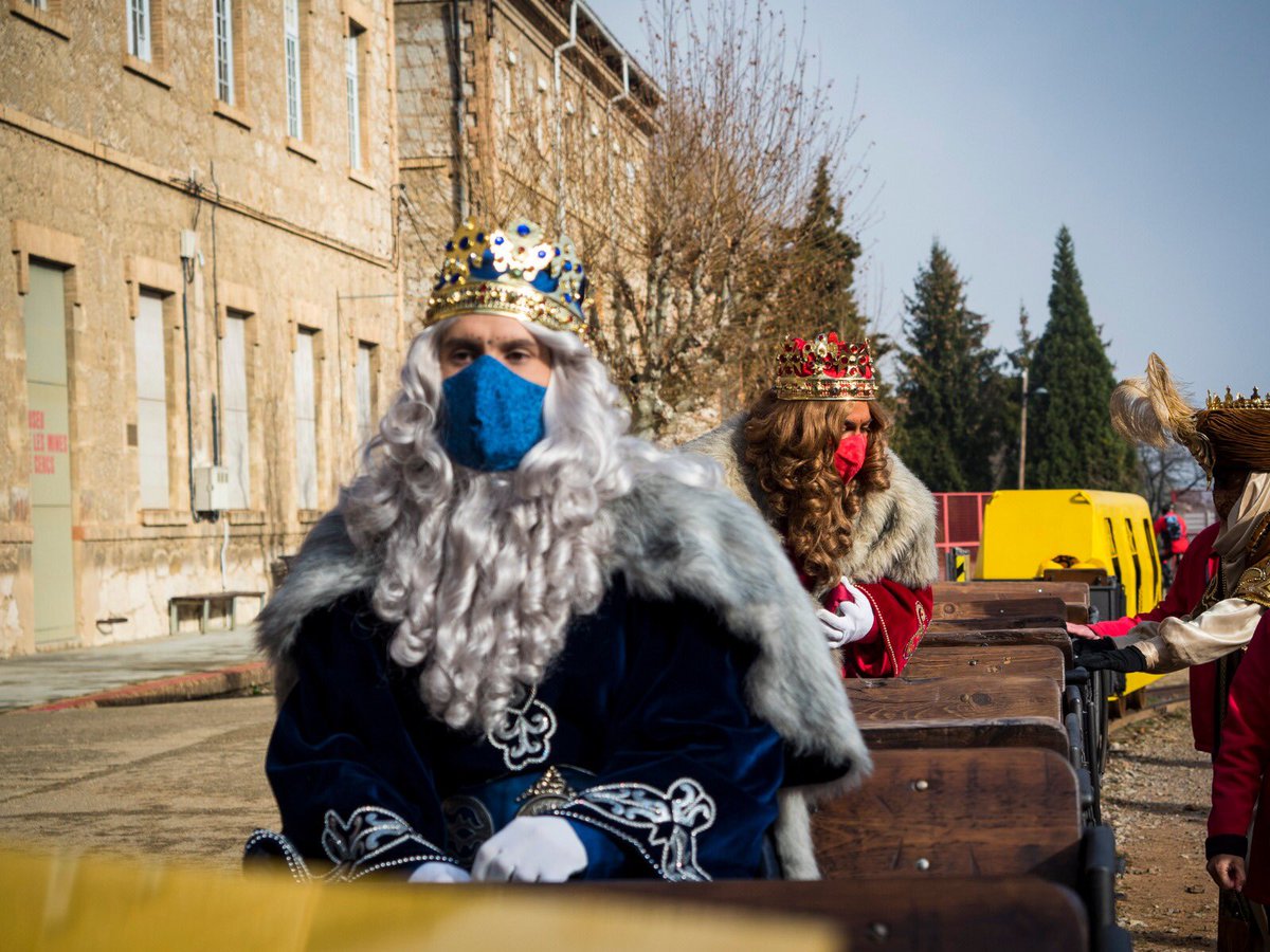 tvbergueda's tweet photo. 🤴🏻🤴🏿🤴🏽 Melcior, Gaspar i Baltasar s’han enfilat als vagons que els condueixen fins a l’interior de la mina de la qual han extret tot el carbó que els cal per repartir la nit del 5 de gener. Ens ho explica Alba Boixader, directora del Museu de les @MinesdeCercs. https://t.co/wskvfHRM0Y