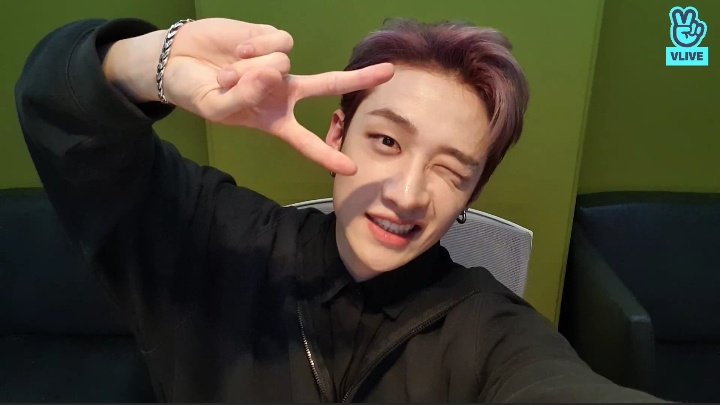 fueledby3racha's tweet photo. muchas gracias por venir hoy así tan de pronto, channie. hoy es un día muy importante para mí y que hayas hecho un vlive solo me da buenos presagios. gracias por siempre estar para stay, te lo agradezco mucho. te amo. 🖤🖤✨
#chansroomep85
#chanoursafeplace
#aussiehome https://t.co/xJlTVFYUOU