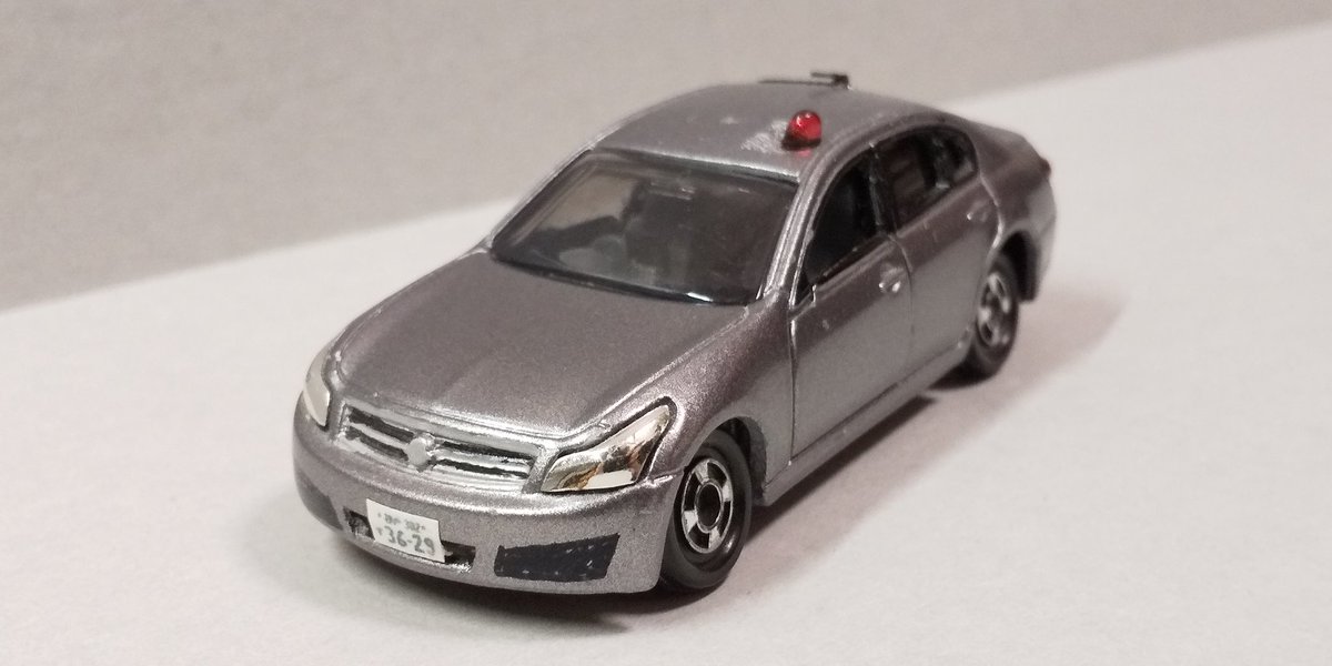 バスのミニカー垢 覆面が話題なので常に不足しがちな赤色灯について 個人的にはトミカ純正よりネクスコ中日本のパトロールカーに付いてる補助警光灯のほうが形状 大きさ共に実物に近いように感じます なのでuvレジン おゆまるを使って大量に複製して不足