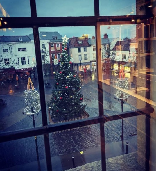 #Abingdon #christmaslights🎄 seen from our gallery window 🪟 come visit the museum before #Christmas  we're open until 23 December 2020. #OxonMuseums #FestiveSeason