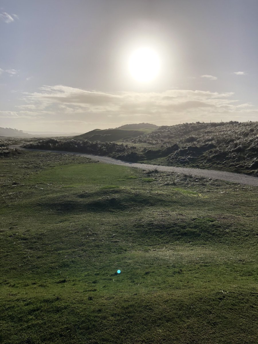 BorderGarage's tweet photo. @Digwoods1 @AmendoeiraGolf @AberdoveyGC No contest temperature wise but stayed dry and you only get these views in Wales https://t.co/Bx7QeOpZvQ