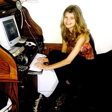 CrimesReais's tweet image. A garota que foi sequestrada e colocada em um porão por um amigo que conheceu na internet: