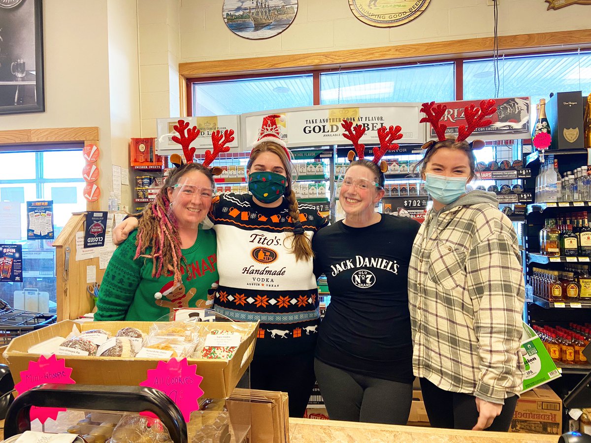 These lovely ladies are here to remind you to get your shopping done sooner rather than later! They are also here to spread some holiday cheer 🎄
•
#cheers #holidaycheer #amazingladies #buylocal #shoplocal #shopearly #holidaytime #bootleggers