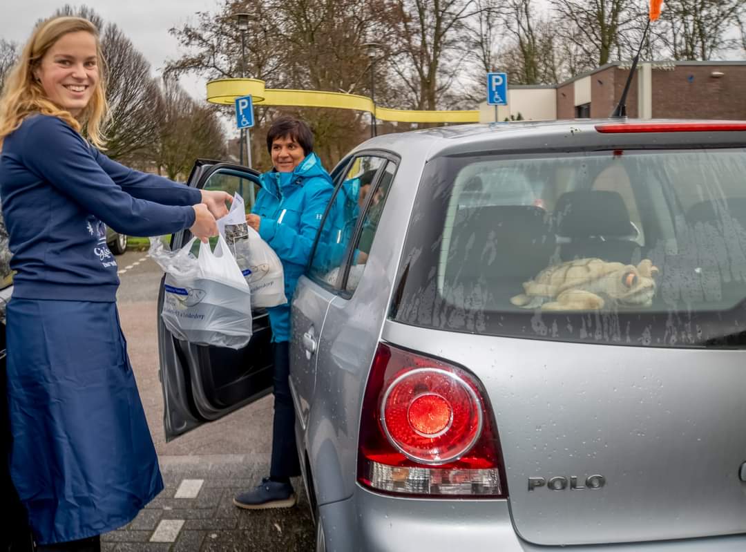 Gisteren 18 Dec 2020 heeft <a href="/TamarcoLDP/">Tamarco Leiderdorp</a> #leiderdorp <a href="/Leodetoeter/">Leo de Vogel</a> voor hun leden een kerstdiner bereid. Vandaag 19 Dec konden de leden via een drive thru het komen ophalen in tijdsslots. #kerstdiner #drivethru #Nieuws #persfotograaf #fotograaf #media <a href="/Sleutelstad/">Sleutelstad</a> #coronaproef