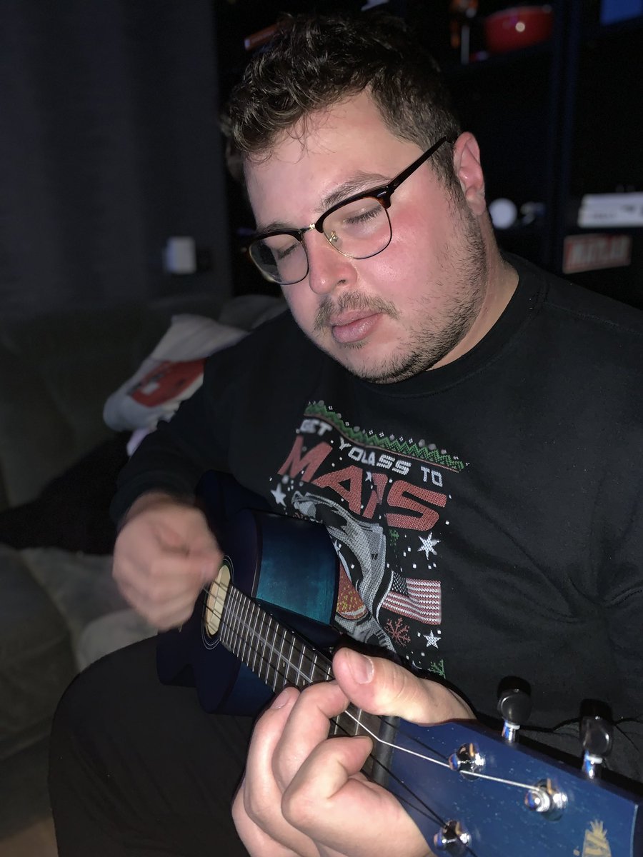 300Podcast's tweet photo. Ukulele - das einzig wahre Instrument für Dickies https://t.co/GGWmcYFM7k