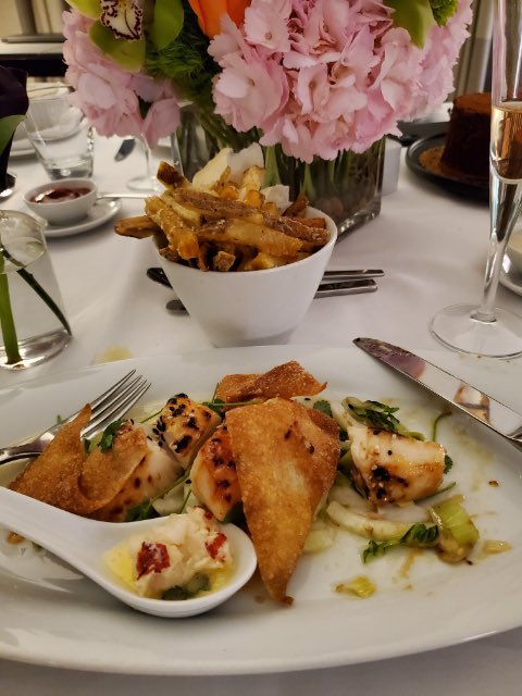 EmilyFarina5's tweet photo. 1/2 In-restaurant dining was closed yet @Chef_MarkMcEwan and the #onerestaurant team delivered an exquisite, fine and memorable in-room experience. To start: PEI lobster tail spoons in vermouth butter, frites with Parmesan and truffle aioli, and roast chicken noodle soup. https://t.co/VGgF6xZVqe
