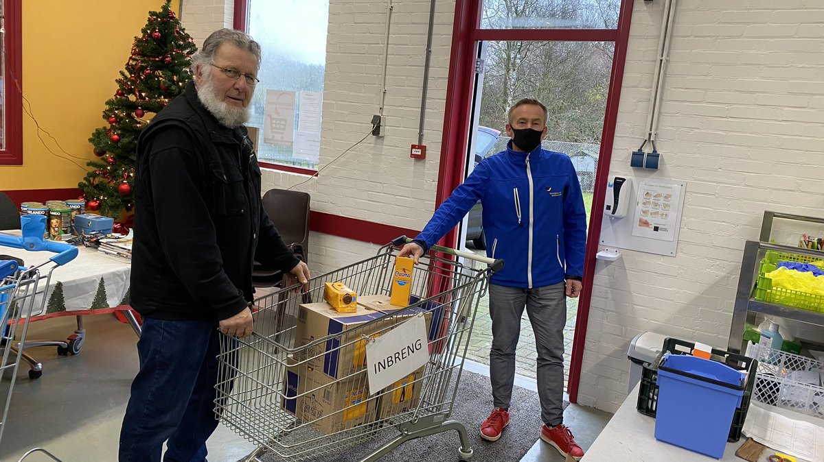 Chocolademelk voor de Voedselbank Noordenveld. Namens de Vereniging voor Volksvermaken Roden schenkt voorzitter Lammert Kalfsbeek 50 pakken chocolademelk aan de voedselbank, om de pakketten in deze dagen aan te vullen.