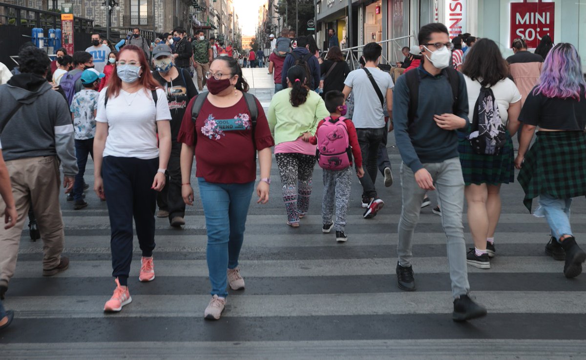 El_Universal_Mx's tweet photo. Así como somos durísimos con los gobiernos, hagamos una severa introspección y aceptemos que hemos sido una gran decepción colectiva. La covidiotez ha provocado el semáforo rojo, con sus tremendas consecuencias económicas #Opinión de @jpbecerraacosta https://t.co/dFmq3Cnij6 https://t.co/uWm0tRkkqT