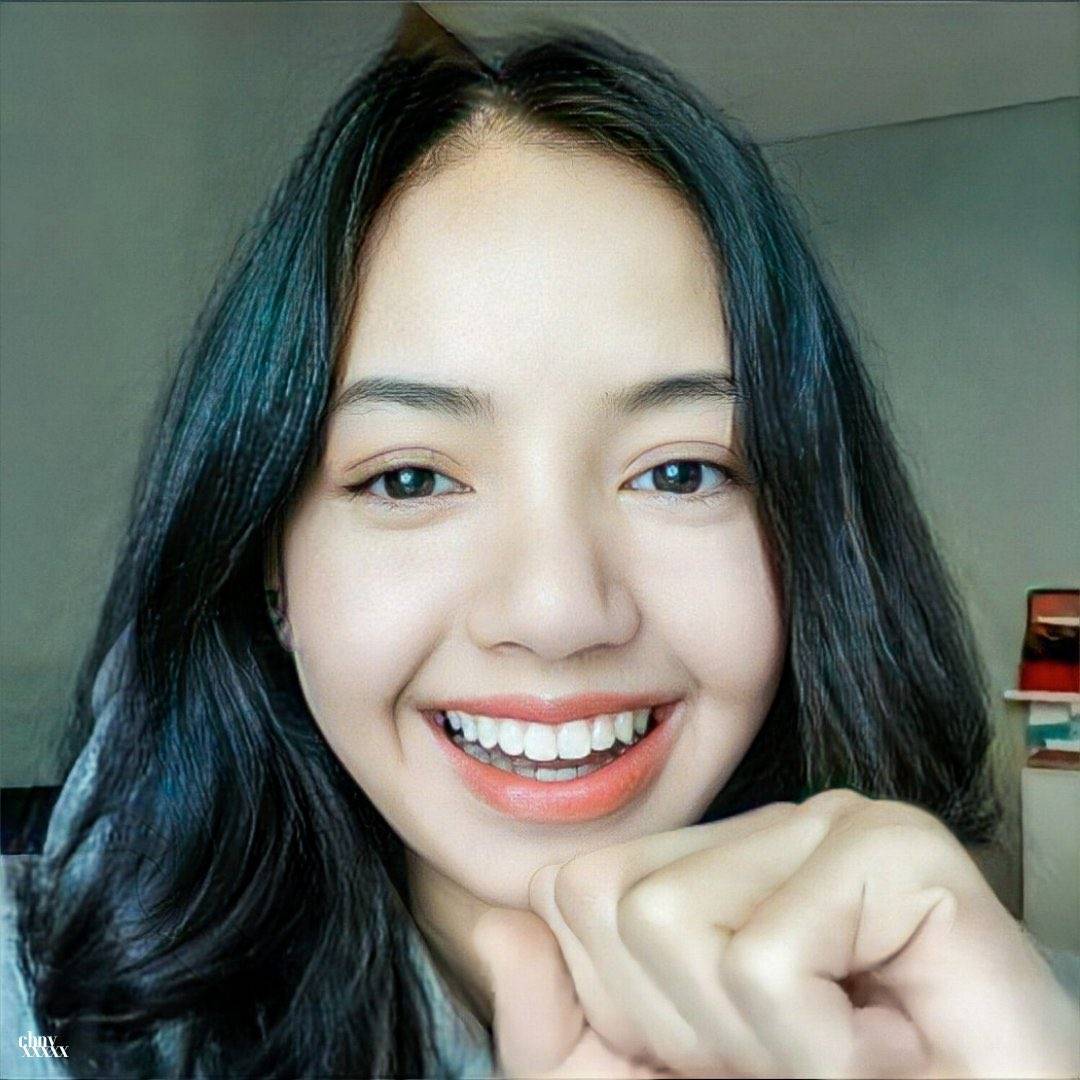 lalisabrasil's tweet photo. TRADUÇÃO | LISA no Knowing Bros:

P: Você filmaria um anúncio se eles exigissem que você tirasse a franja?
LISA: Não
P: E por 10 Bilhões de won?
LISA: Sim
P: 5 Bilhões de won?
LISA: Eu poderia tirar apenas metade da minha franja.

#LISA #리사 #ลิซ่า #LALISA #블랙핑크 @BLACKPINK https://t.co/m0WpXlHRmv
