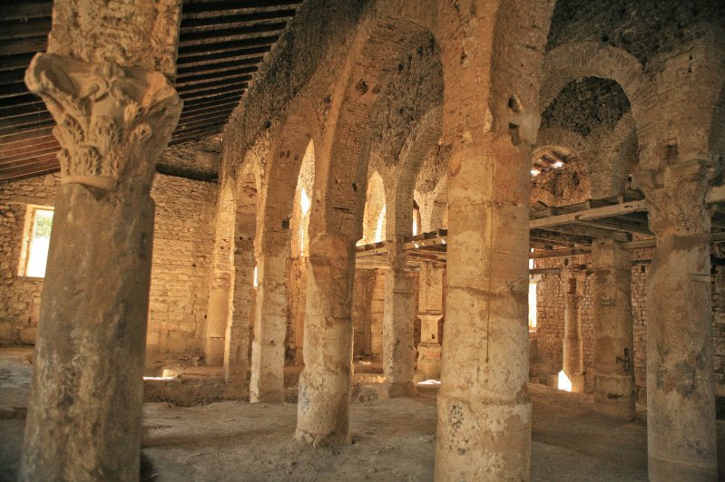 L'Omeyyade Abou al-Mouhajir Dinar fut le fondateur d'une des plus anciennes mosquée du maghreb dans la ville de Mîla avec de nombreux matériaux antiques (chapiteaux ornementaux, colonnes et cetera)
