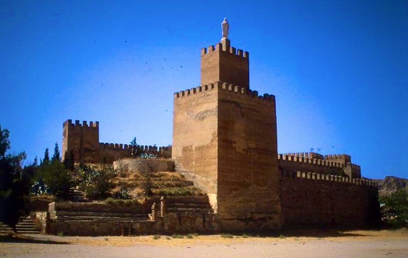 Les Zirides qui étaient eux même en Andalousie en charge d'une taifa à Grenade ont pu embellir cette ville considéré comme héritage historique.Ici l'exemple de la Alcazaba de Guadix démarré par les Zirides puis finis sous l'ère des Nasrides. https://patrimonioguadix.es/patrimonio/edificios-historicos/163