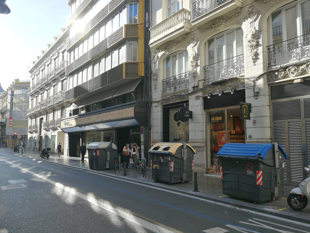 lets_sweet's tweet image. Así nos hemos encontrado hoy nuestro local, con todos los contenedores de basura en la puerta gracias al @AjuntamentVLC y al señor @joanribo